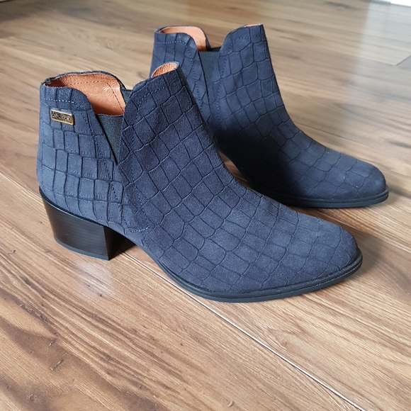 Clip Shoes - Blue Suede Ankle Boots